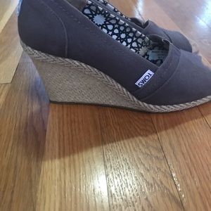 Tom’s peep toe wedges